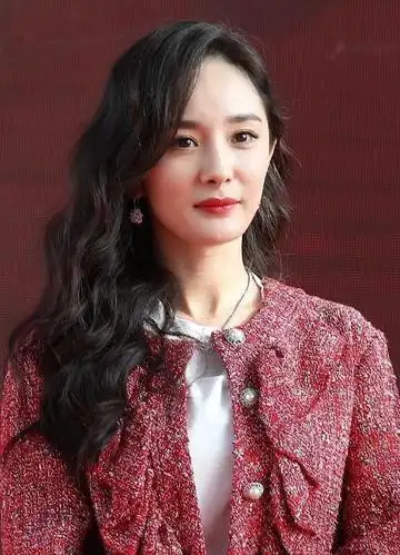 杨幂换"羊毛卷"发型,搭配一款粉色小洋装,尽显优雅女神本色!