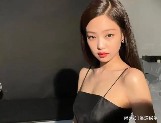 jennie作风开放,常上传未穿内衣的"新潮穿搭".