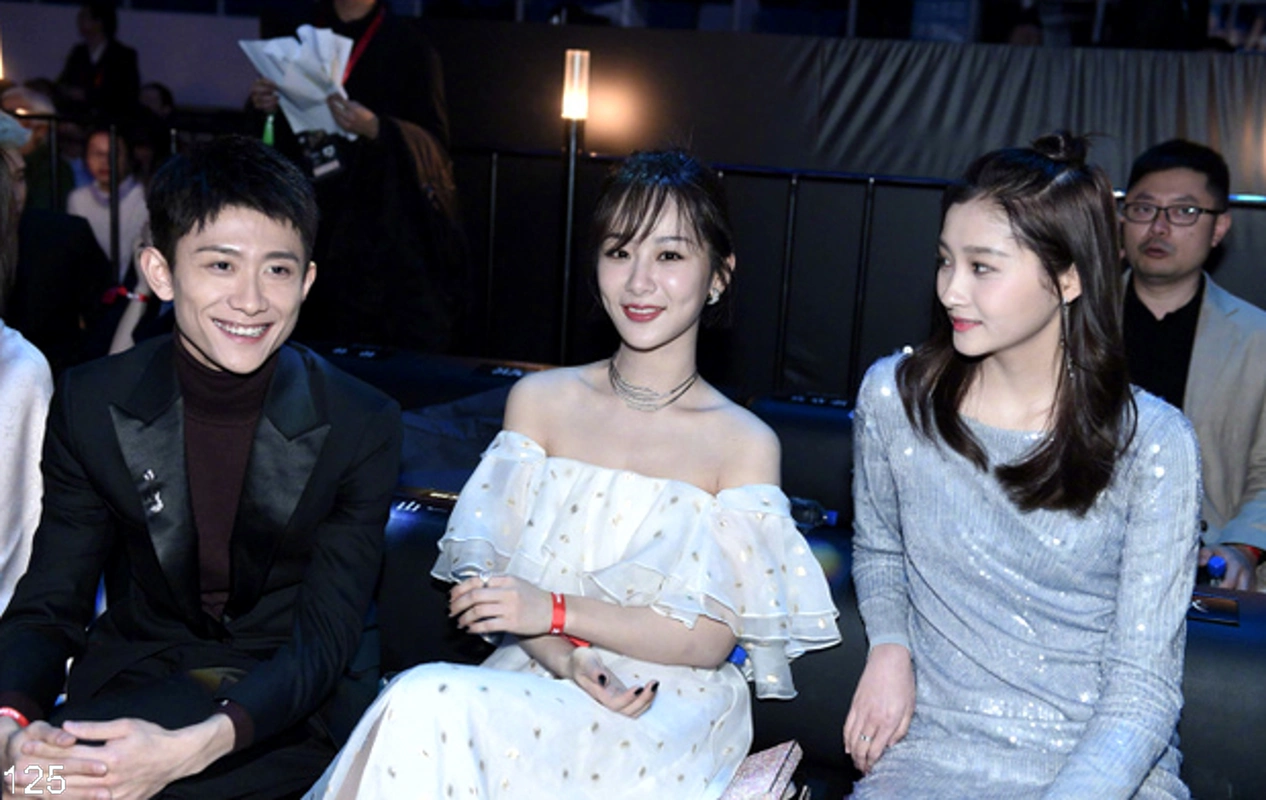 微博之夜四大护花使者,杨幂杨颖遭他"咸猪手",张一山很贴心!