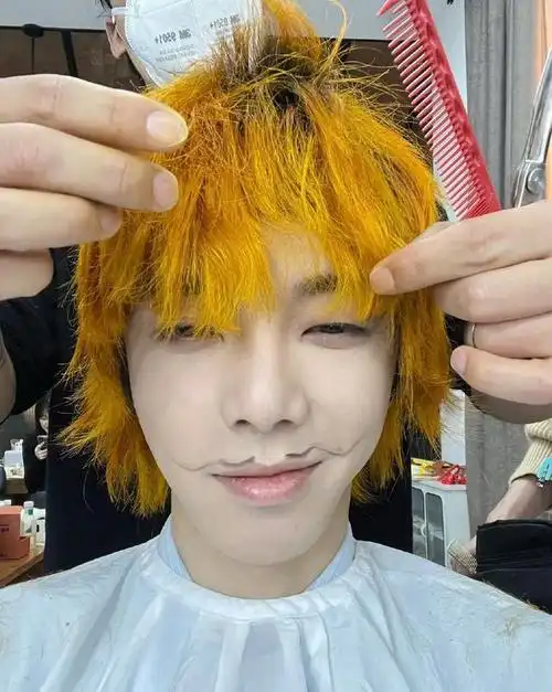 华晨宇晒黄发自拍歪嘴笑痞气十足网友却被他的胡子吸引