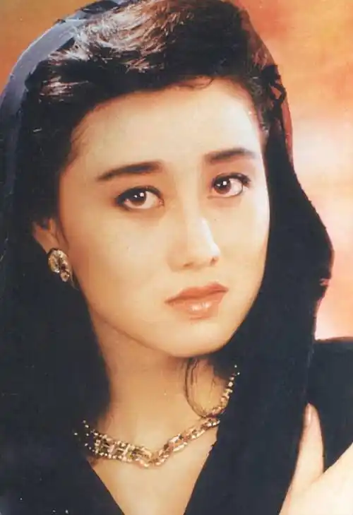 61岁利智罕现身,头发稀疏双颊下垂似妇女,曾被誉为港圈第一女子 div>