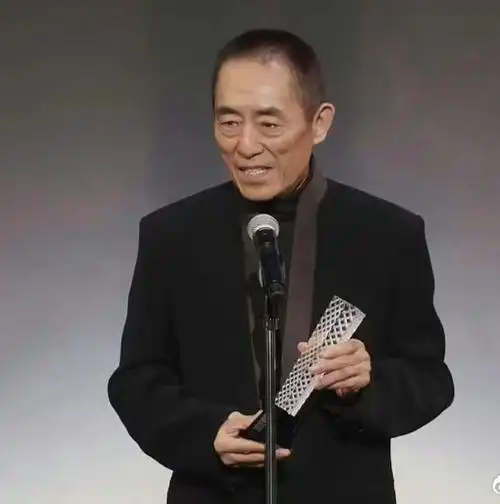 73岁张艺谋拿下12座终身成就奖,华语导演第一人,宝刀|