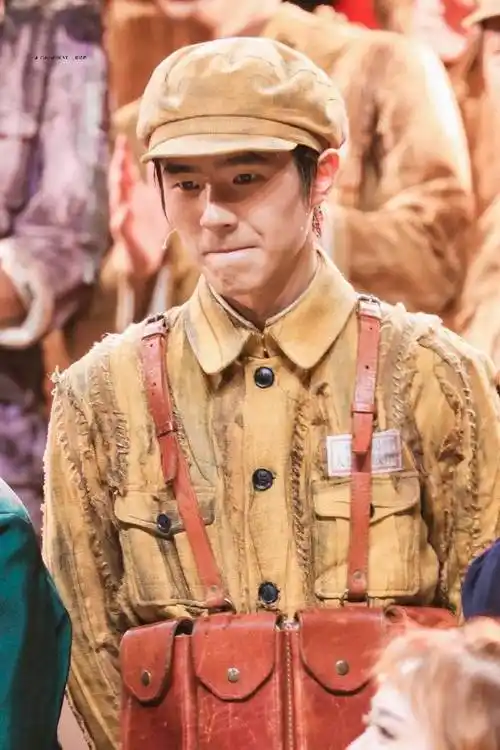 军装可以有多好看#96615命演话剧的刘昊然也太帅了!