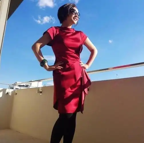 刘晓庆越来越会穿搭了黑色丝袜搭配红色连衣裙秒变少女