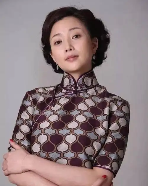 看40岁的殷桃穿上旗袍一颦一笑丰满富态展示成熟女人魅力