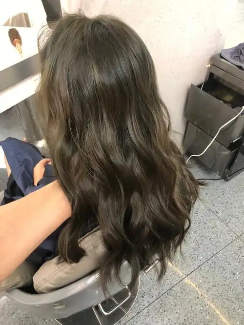 以前从来没染过冷棕看久了也还可以 还挺显白的过几天我再来反馈掉色