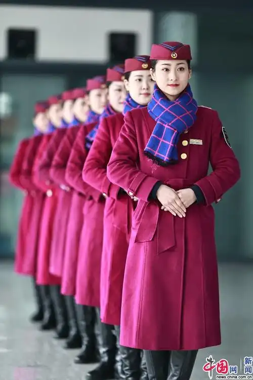 1月7日,乘务人员在进行站姿礼仪培训.中国网发 苏志刚/摄