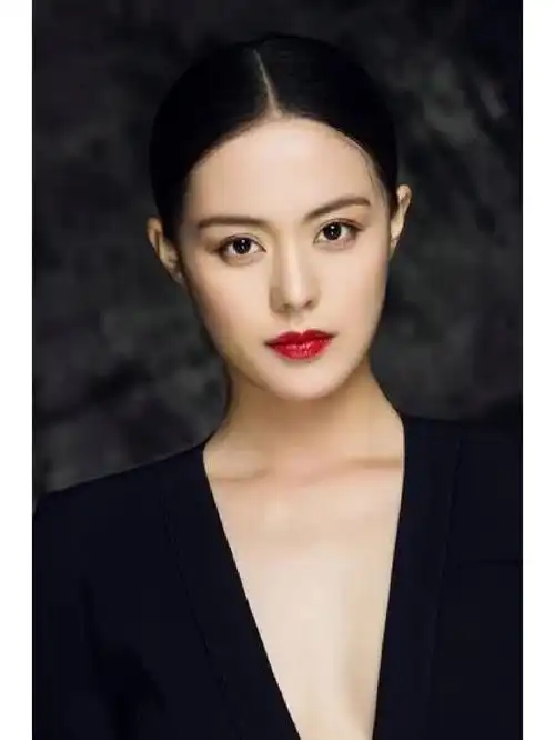 2004年,17岁的王力可主演了个人首部电视剧《血色浪漫》.