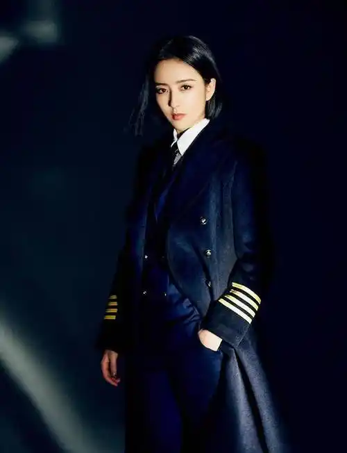 佟丽娅的五官真的很美,连戴眼镜都这么迷人,近视眼女生都羡慕了_服装