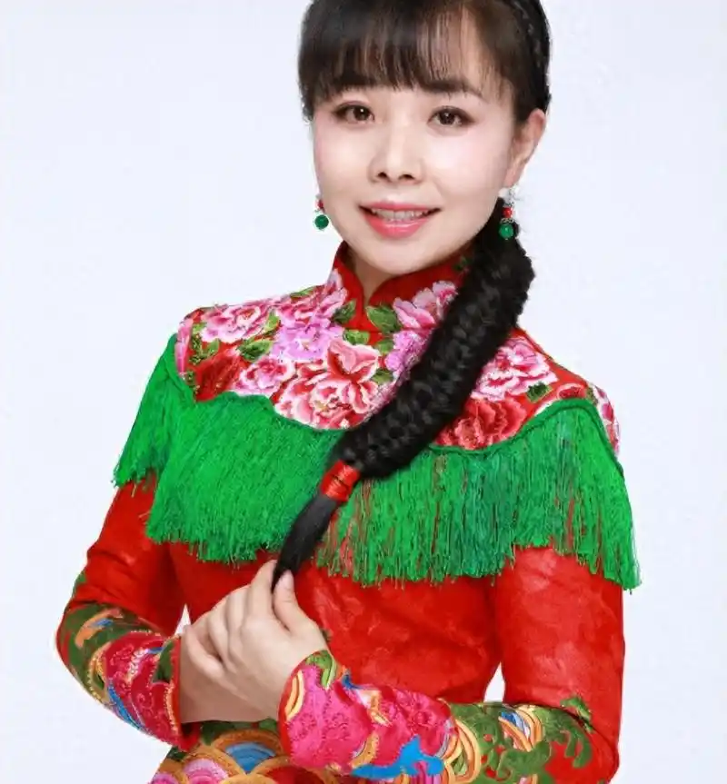 草根歌手王二妮的逆袭之路 草根歌手王二妮的成长历程充满艰辛,但她