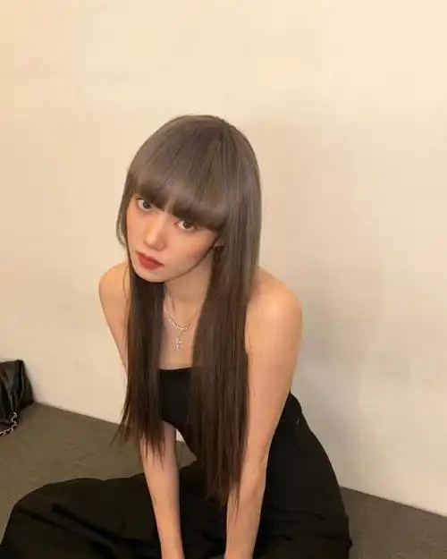 韩国女艺人李圣经近日在社交平台发布一组近照,她在这组照片中身穿