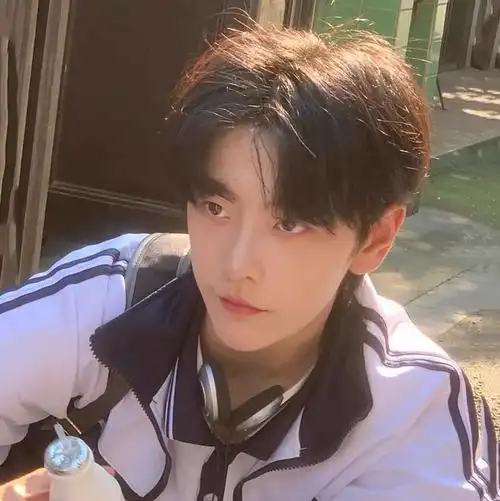 中分假发男短发韩版帅气学生日常短直发假发套自然仿真个性全头套