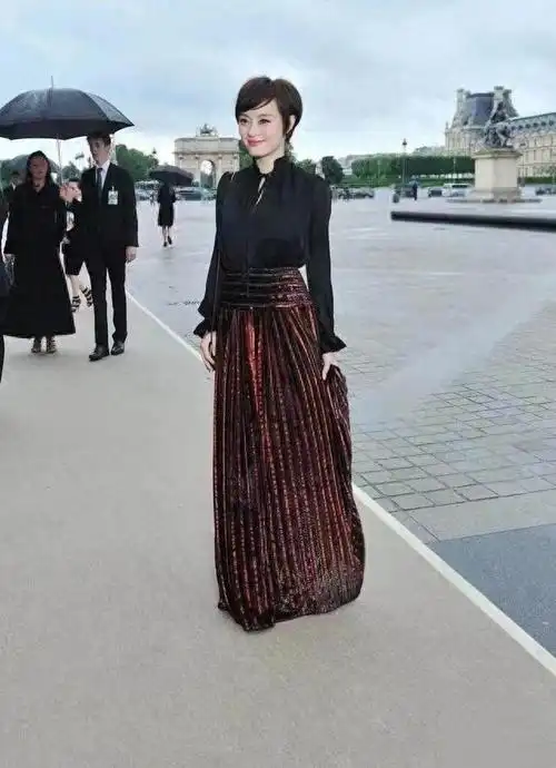 那你也可以安排上这种时髦的黑色衬衫,穿在身上会觉得很时尚,像孙俪用