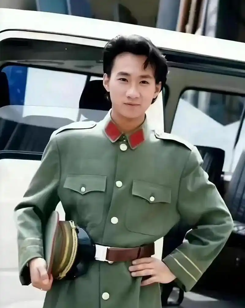 回顾1988年的黄家驹在北京工体开演唱会的珍贵照片,我们可以看到当时