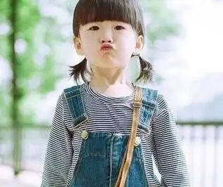 女宝宝刘海儿发型有齐刘海长发造型,如果宝宝的发量比较多,可以考虑将