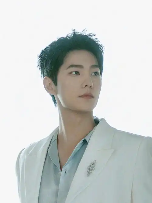 杨洋白西装绿衬衫##杨洋的胸针好闪#杨洋最新造型新鲜出炉啦,好帅好