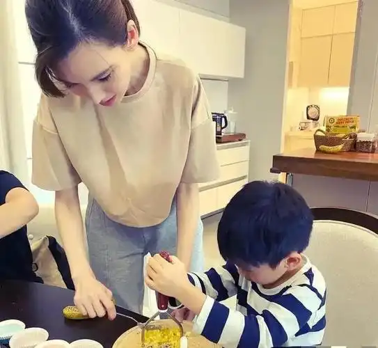 林志颖一家五口同框三个儿子好像复制粘贴