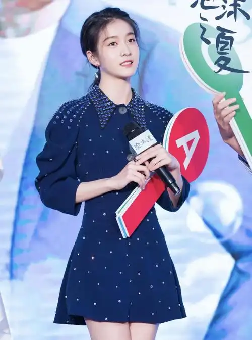 张雪迎竟输给了她!同穿迪奥透视裙,30岁赵丽颖年轻了不止十岁