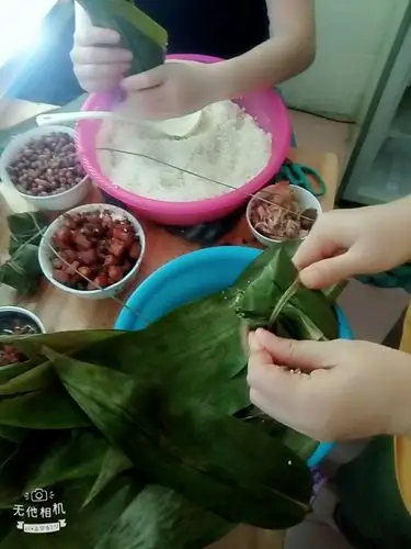今天是端午节,家里喜乐融融的在包粽子.