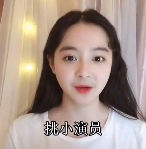 视频中,杨晓丽先是简单介绍了自己,并一一回答了网友提出的疑问,自曝