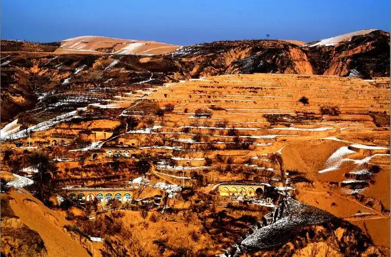 沟里走荡起了回声哟翻过梁那头信天游把我的心带走带上我的情带上我的