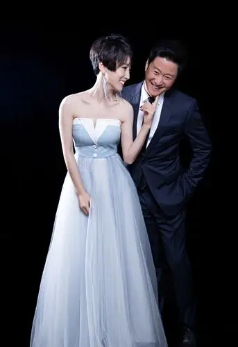 吴京夫妇罕见合体36岁谢楠穿薄纱裙好仙两人差9岁甜蜜如热恋