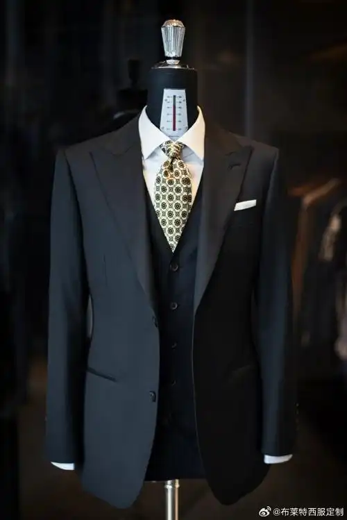 这套黑色西装三件套,准新郎必备啊!01