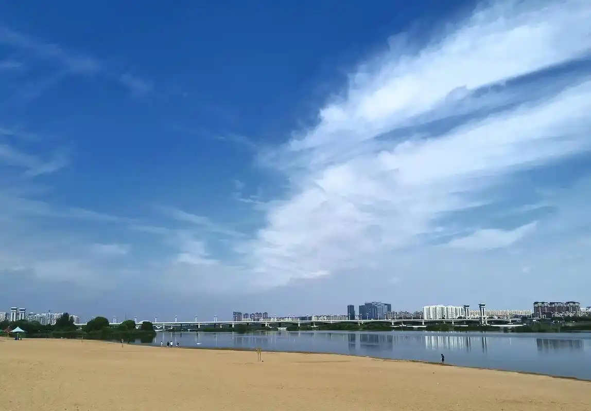 蓝天白云,阳光沙滩. #手机摄影 #浅秋时光 #路人视角  - 抖音