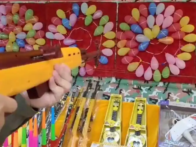 地摊打气球全中,把老板的枪都赢回来了