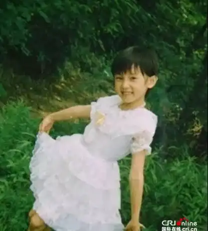 网友大呼:"太可爱了,没想到王子文小时候是软妹","都说女大十八变,越