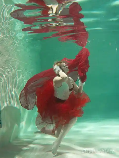 性感苗条的白种人女人独自穿着漂亮的衣服在水里摆姿势照片-正版商用