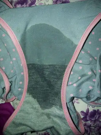 睡着睡着内裤上湿了一大片,请教这是破水吗?帮忙看看