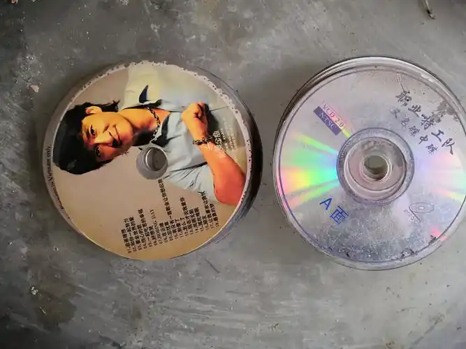 很久以前的碟片在那个vcd光盘盛行的年代在那里能轻而易举的找到快乐