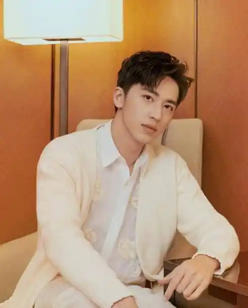 许魏洲全新大片,白西装造型简约干练,刺绣衬衣精致养眼