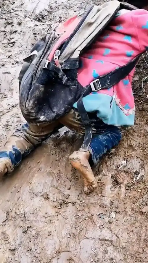 山区孩子上学必经之路,下雨都特别滑!