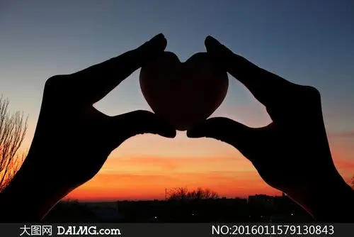 双手拿着的心形物剪影树叶高清图片