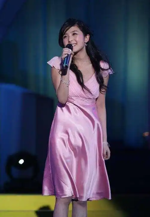 张含韵15岁爆红后被雪藏,复出参演《声临其境》与郭麒麟传"绯闻"_节目