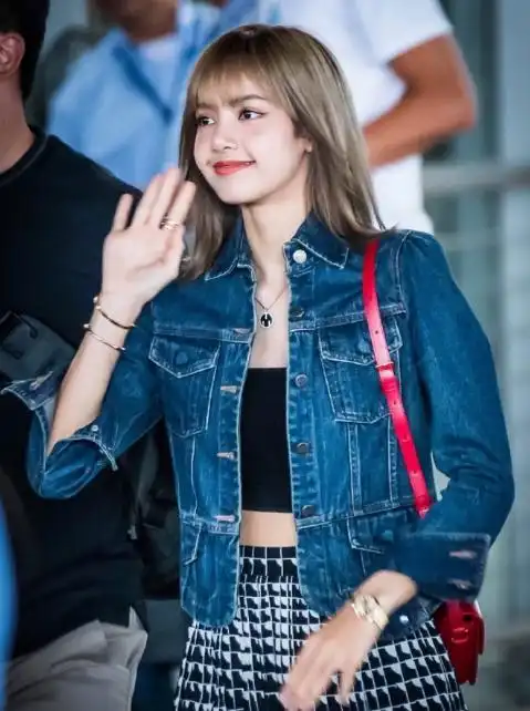 来品一品lisa高光时刻!三七分穿搭秀出蚂蚁腰,身材美得不敢直视