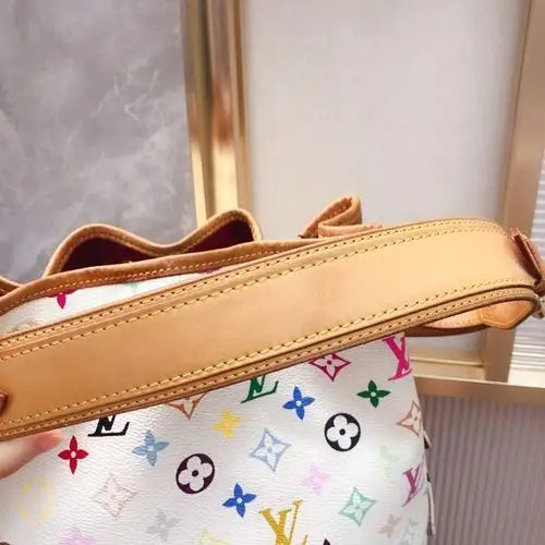 女士白三彩抽绳水桶包单肩包