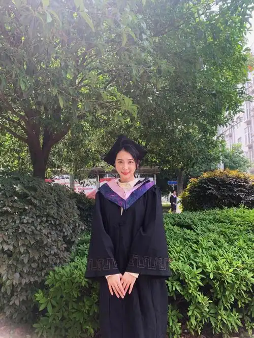 毕业季学士服的搭配