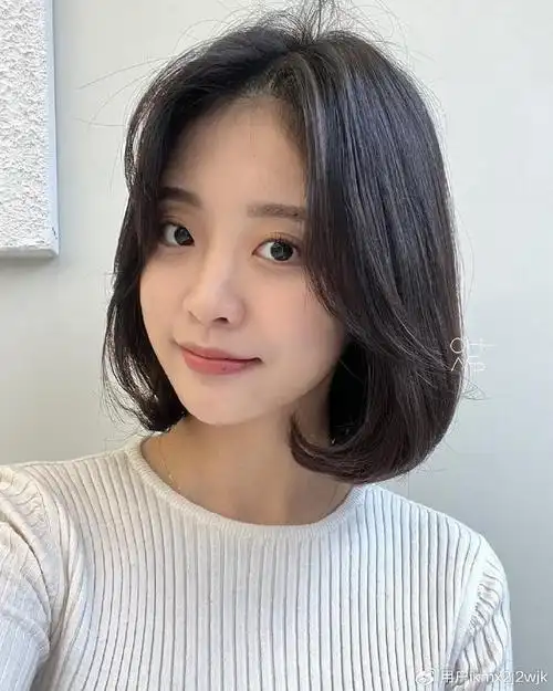 国字脸女士发型别乱整,试试这几种烫发,好看时尚显气质