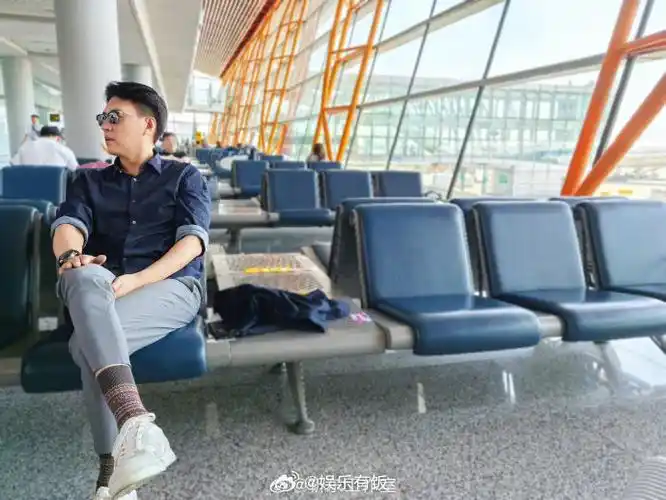 特仑苏代言人靳东法国传递圣火