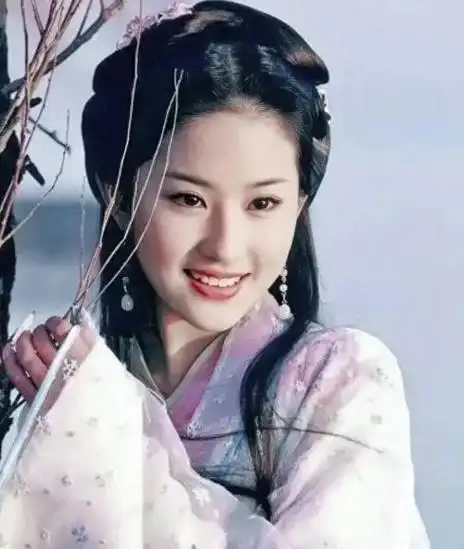 刘亦菲在《天龙八部》中扮演的王语嫣,是她最引人注目的造型之一