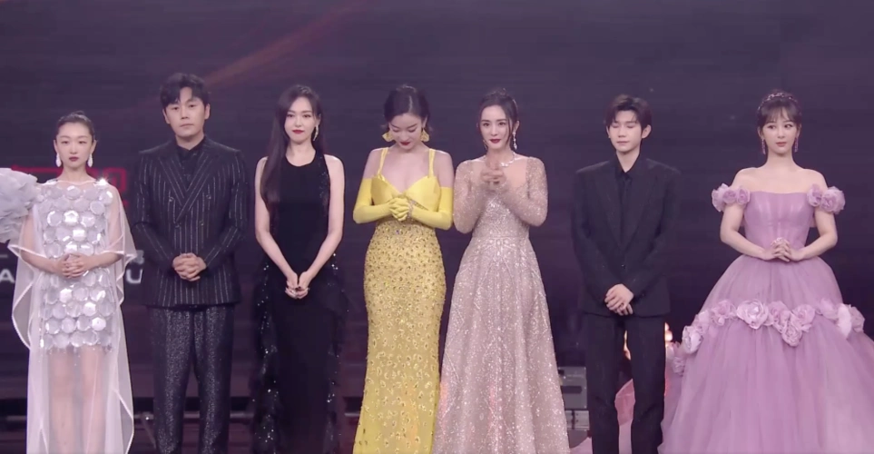 王源唐嫣倪妮杨幂杨紫神仙同框引热议穿礼服谈笑风生有内味儿