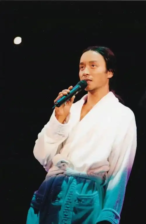 张国荣演唱会的贝壳裙裤和麦当娜的锥形胸衣都是他的杰作