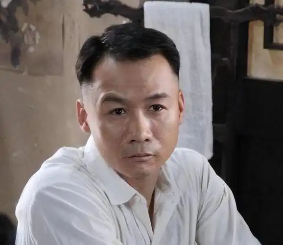 49岁演员高虎加入送外卖队伍发福难以认出与网友合影强颜欢笑