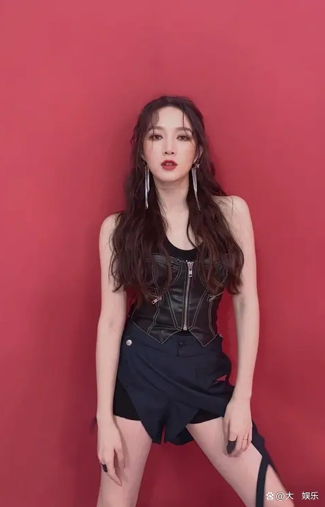 孟佳时尚百变大片,长相甜美却身材性感,不愧在韩国做过练习生