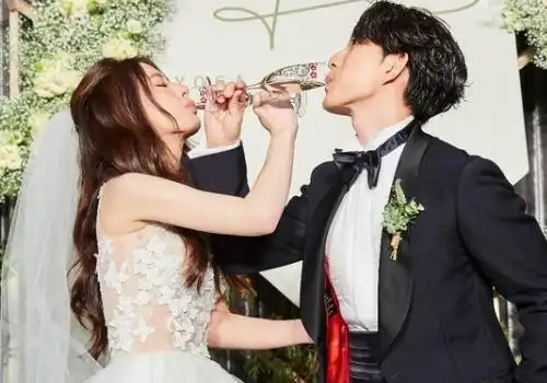 交杯酒是什么酒 用左手还是右手