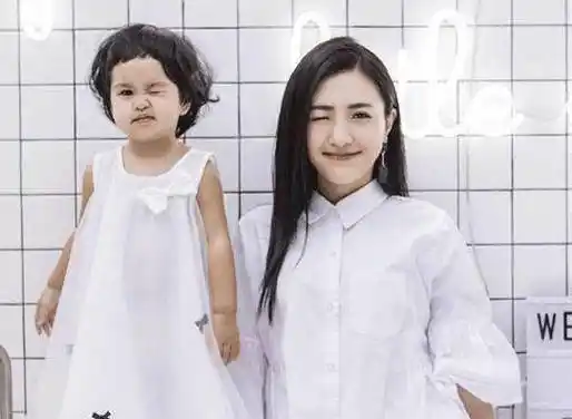 大家都说戚薇生了个自己,看到包文婧女儿后,简直和妈妈一模一样_饺子