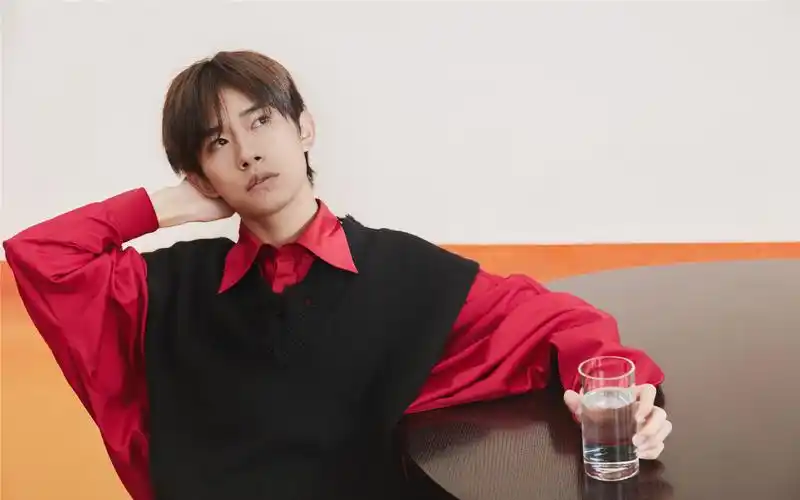 易烊千玺帅气生日写真图片桌面壁纸